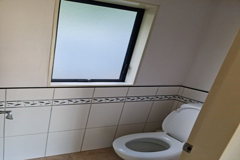 Photo of property in 140 Glanmire Road, Newlands, Wellington, 6037