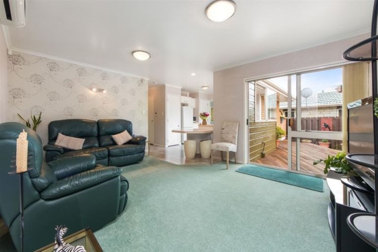 Photo of property in 2/35 Headcorn Place, Botany Downs, Auckland, 2010