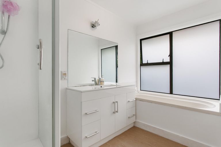 Photo of property in 2/11 Beach Road, Pahurehure, Papakura, 2113