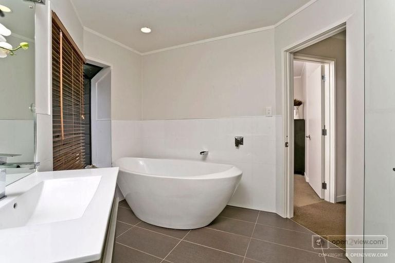 Photo of property in 1/19 Beach Road, Castor Bay, Auckland, 0620