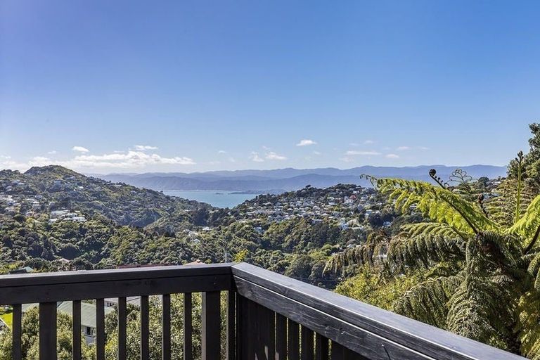 Photo of property in 2/10 Downing Street, Crofton Downs, Wellington, 6035