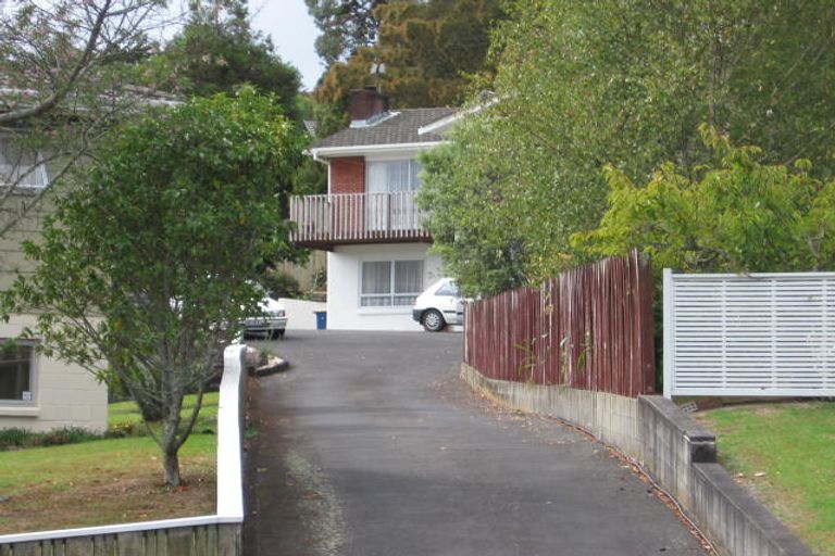 Photo of property in 14 Glenroy Place, Green Bay, Auckland, 0604