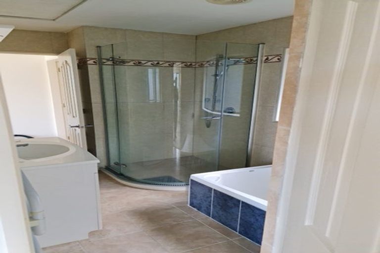 Photo of property in 140 Glanmire Road, Newlands, Wellington, 6037