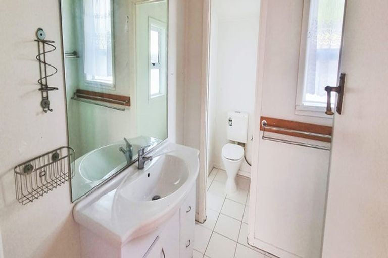 Photo of property in 1/8 Keeling Road, Henderson, Auckland, 0612