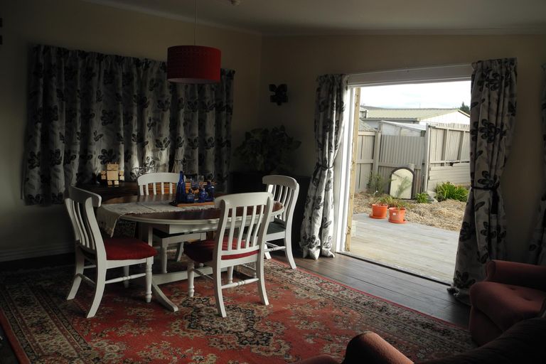 Photo of property in 22 Timaru Road, Waimate, 7924