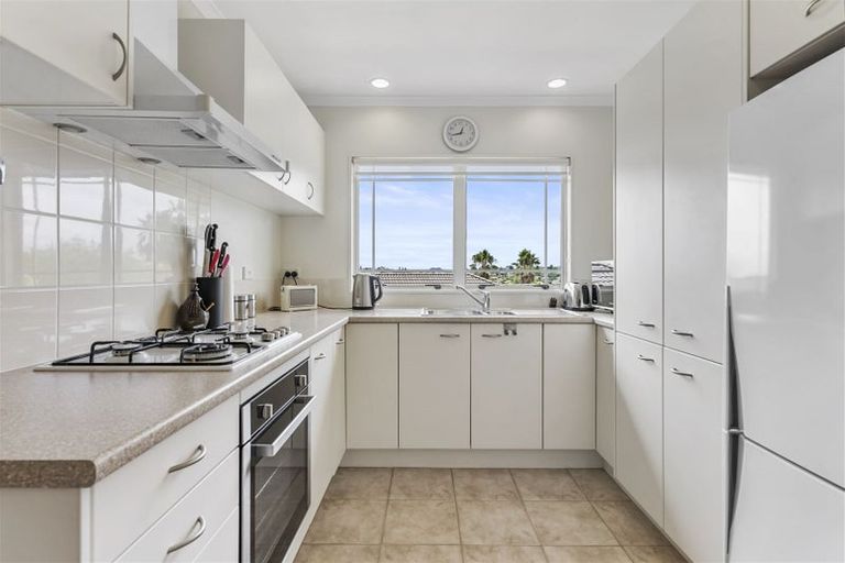 Photo of property in 8 Fulmar Way, Unsworth Heights, Auckland, 0632