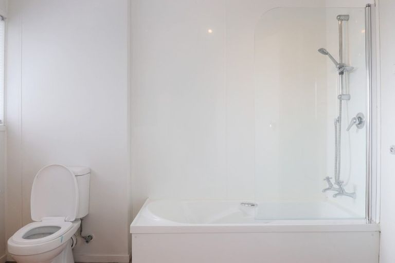 Photo of property in 4/77 Old Lake Road, Narrow Neck, Auckland, 0624