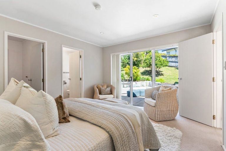 Photo of property in 15 Pickwick Parade, Mellons Bay, Auckland, 2014