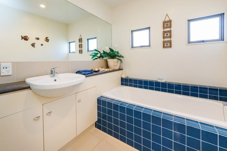 Photo of property in 16 Royal Oak Drive, Kelvin Grove, Palmerston North, 4414