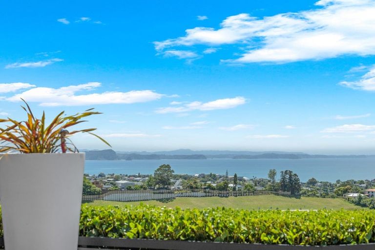 Photo of property in 15 Woodridge Drive, Stanmore Bay, Whangaparaoa, 0932