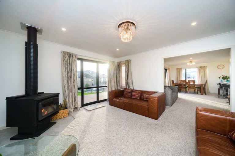 Photo of property in 19 Monaco Grove, Fitzherbert, Palmerston North, 4410