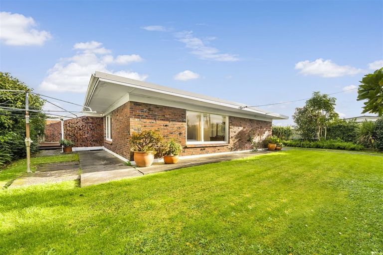 Photo of property in 17 Edgerton Road, Te Atatu Peninsula, Auckland, 0610