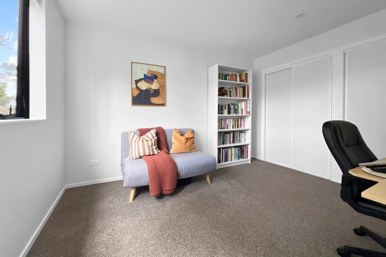 Photo of property in 31 Tokai Place, Glen Eden, 0602