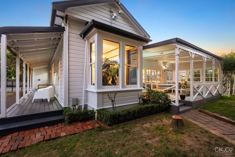 Photo of property in 2 Barton Road, Heretaunga, Upper Hutt, 5018