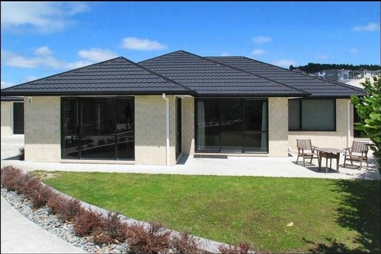 Photo of property in 12 Greenstone Place, Aotea, Porirua, 5024