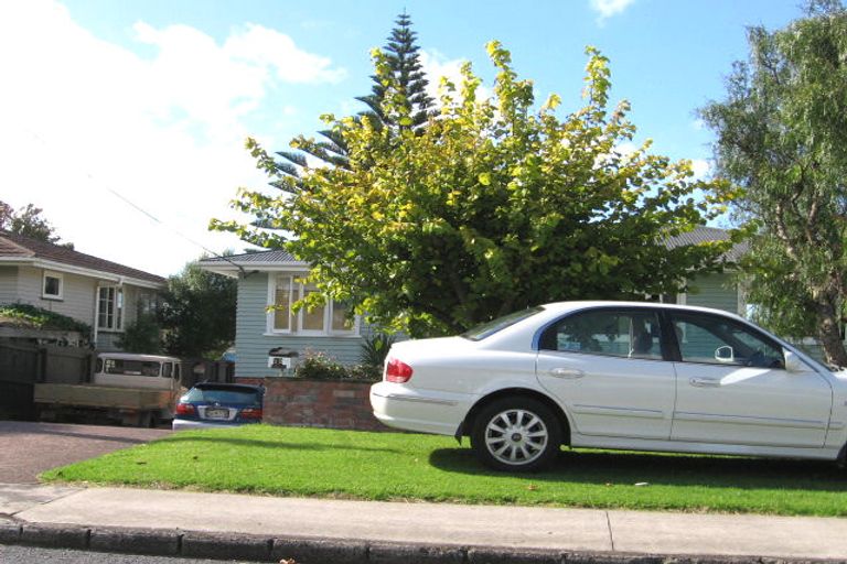 Photo of property in 13a Graham Avenue, Te Atatu Peninsula, Auckland, 0610