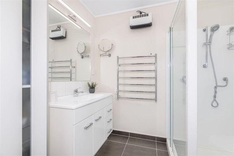 Photo of property in 13a Jenelin Road, Glendene, Auckland, 0602