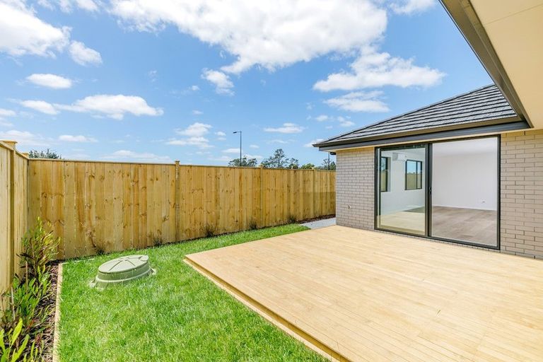 Photo of property in 21 Vinistra Road, Kumeu, 0810