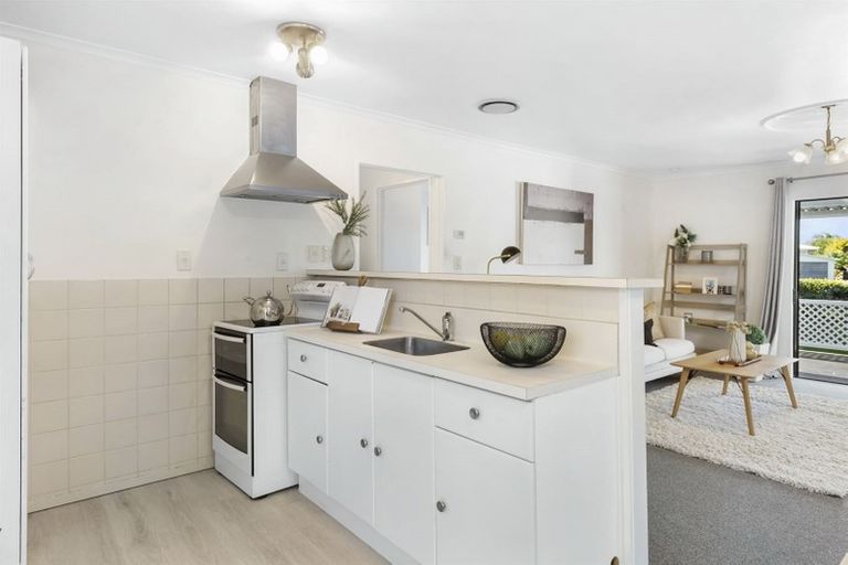 Photo of property in 1/2 Graham Avenue, Te Atatu Peninsula, Auckland, 0610