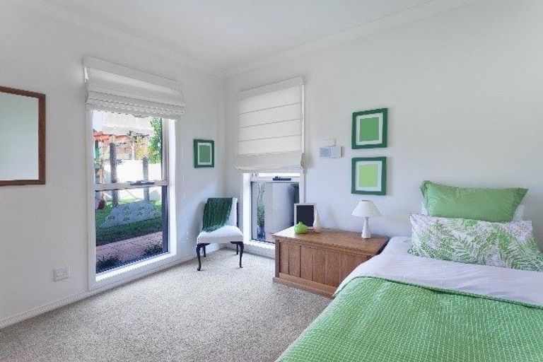 Photo of property in 473 Glenfield Road, Glenfield, Auckland, 0629