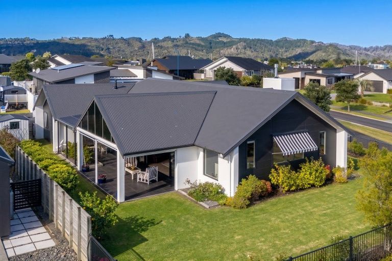 Photo of property in 1 Topping Place, Whitianga, 3510