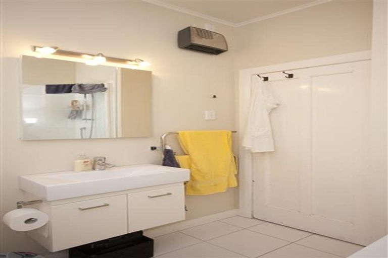 Photo of property in 5 Rodney Street, Northland, Wellington, 6012