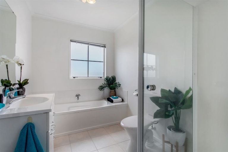 Photo of property in 34 Brashier Circle, Sunnyvale, Auckland, 0612