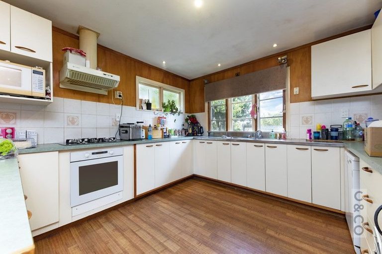 Photo of property in 18 School Road, Riverhead, 0820