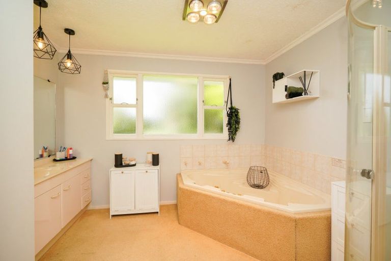 Photo of property in 339 Oteramika Road, Seaward Bush, Invercargill, 9871