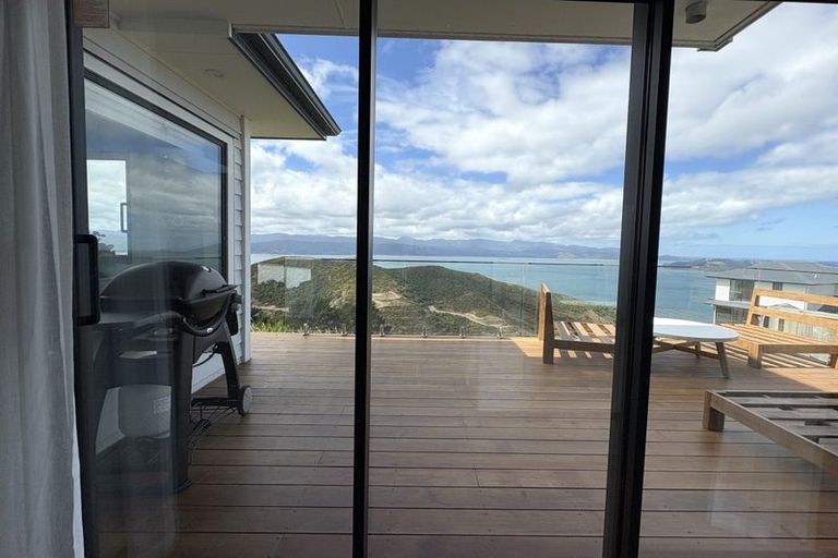 Photo of property in 37 Boeing Way, Newlands, Wellington, 6037