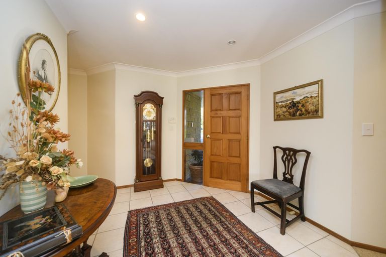 Photo of property in 16 Durham Crescent, Palmerston North, 4414