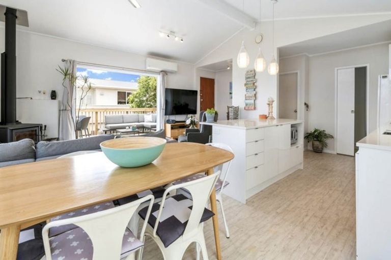 Photo of property in 58 Brian Crescent, Stanmore Bay, Whangaparaoa, 0932