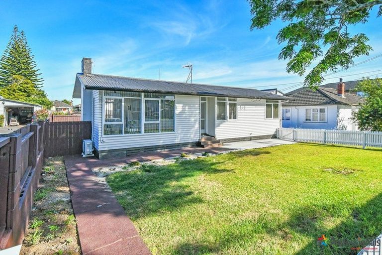 Photo of property in 1/2 Kent Road, Manurewa, Auckland, 2102