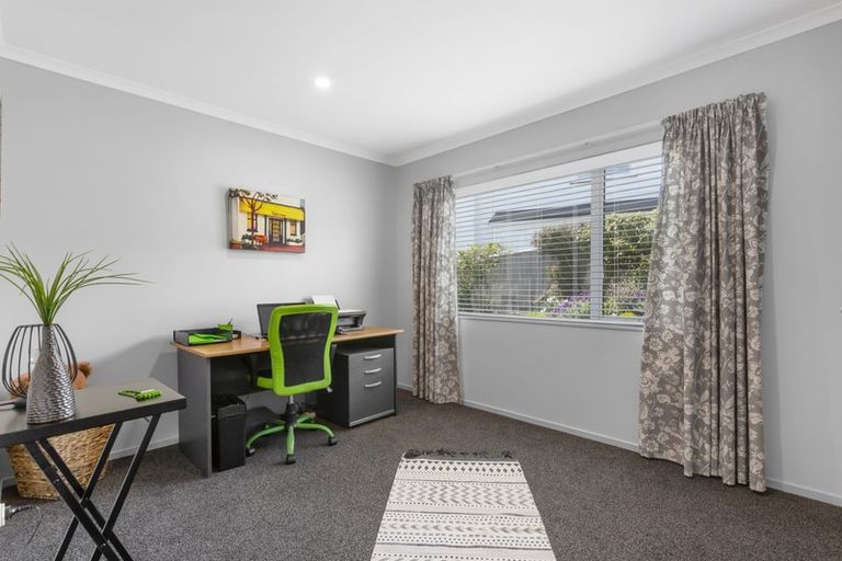 Photo of property in 6 Grace Cove, Aotea, Porirua, 5024