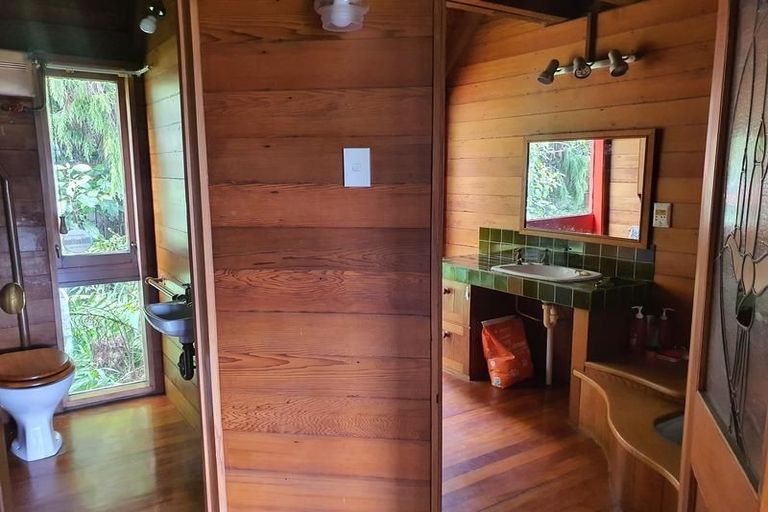 Photo of property in 543 Scenic Drive, Waiatarua, Auckland, 0612