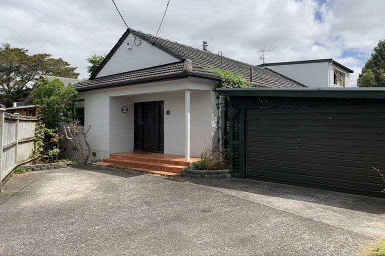 Photo of property in 2/15 Fairfax Avenue, Northcote, Auckland, 0627