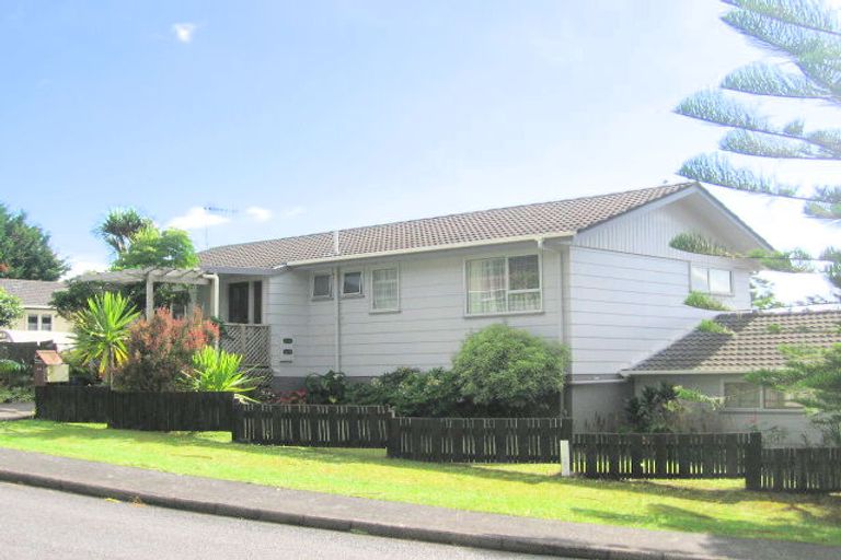 Photo of property in 41 Staincross Street, Green Bay, Auckland, 0604
