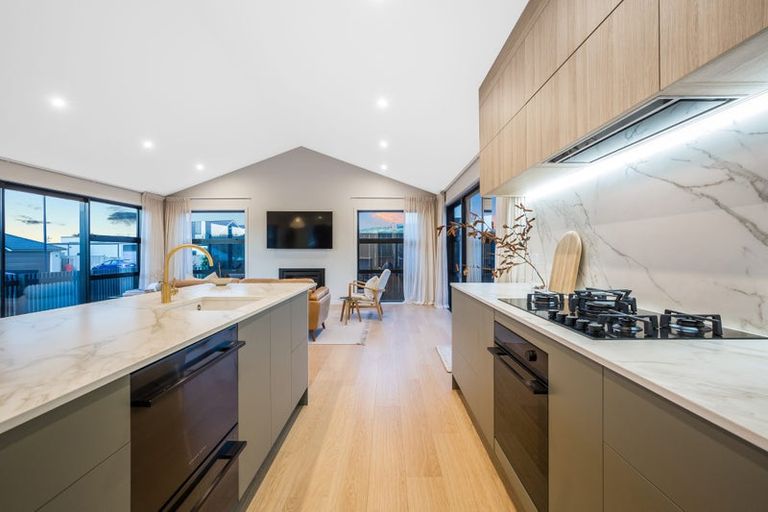 Photo of property in 75 Queen Charlotte Drive, Aotea, Porirua, 5024