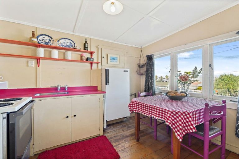 Photo of property in 43 Pitau Road, Mount Maunganui, 3116