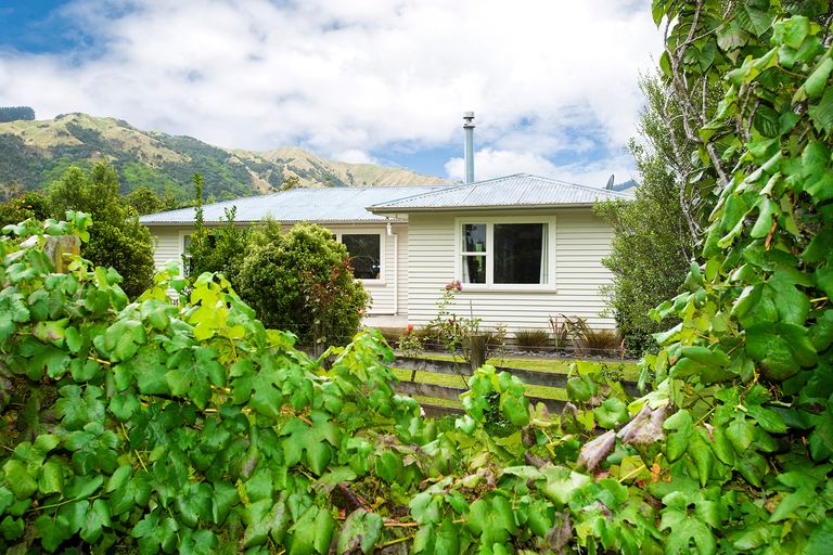 Photo of property in 35 Royd Road West, Makauri, Gisborne, 4071