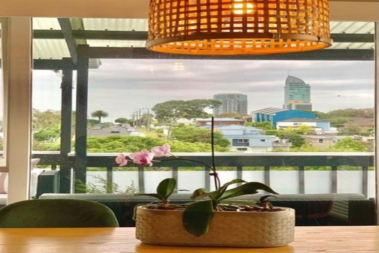 Photo of property in 1/23 Hart Road, Hauraki, Auckland, 0622