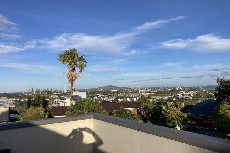 Photo of property in 7 Martin Crescent, Northcote, Auckland, 0627