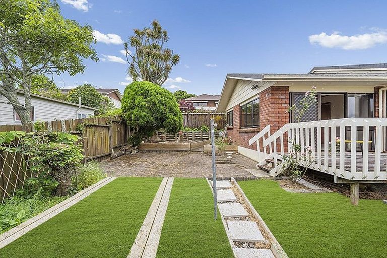 Photo of property in 75 Dalwhinnie Parade, Highland Park, Auckland, 2010