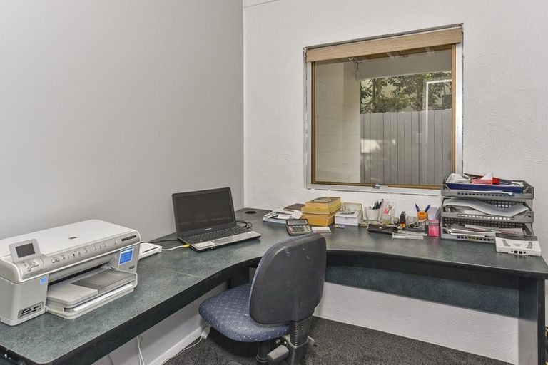 Photo of property in 2/240 Forrest Hill Road, Forrest Hill, Auckland, 0620