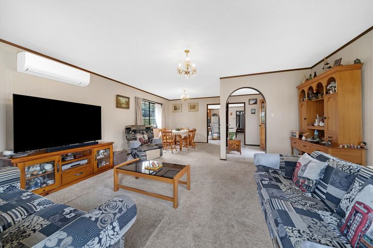 Photo of property in 11 Jessika Place, Conifer Grove, Takanini, 2112