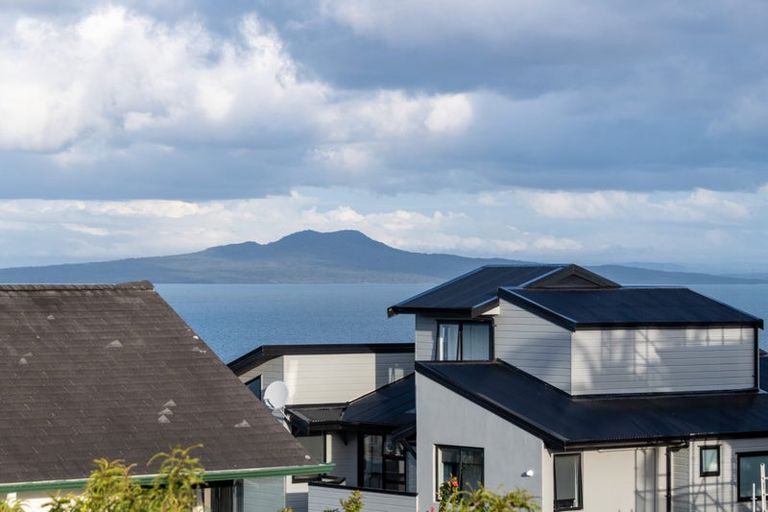 Photo of property in 12b Newburn Road, Waiake, Auckland, 0630