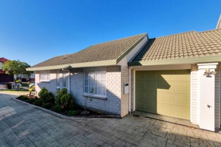 Photo of property in 11 Fulmar Way, Unsworth Heights, Auckland, 0632