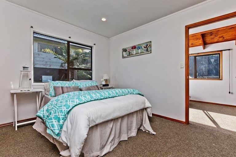 Photo of property in 6 Deverell Place, Northcross, Auckland, 0632