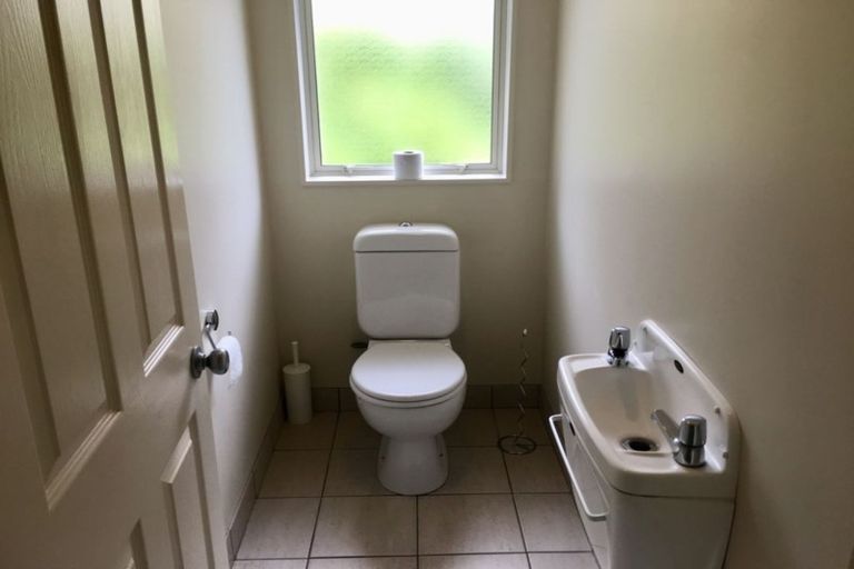 Photo of property in 10 Newry Close, East Tamaki Heights, Auckland, 2016