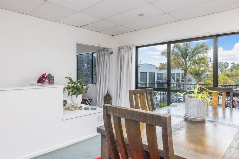 Photo of property in 14/14 Airborne Road, Rosedale, Auckland, 0632